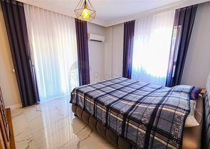 Möblierte geräumige Wohnung in einem Komplex mit Meer- und Bergblick