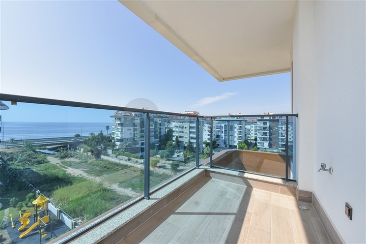 3+1 Penthouse mit separater Küche am Strand in Kestel