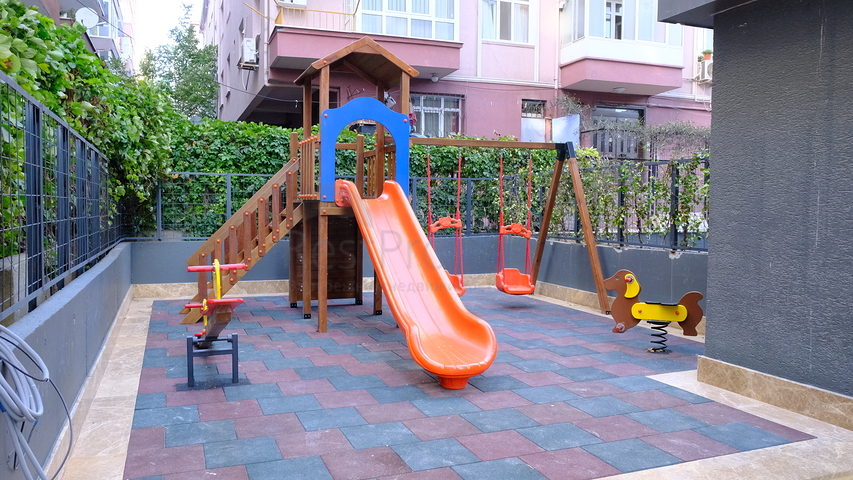 2+1 Wohnung in einem neuen LCD, 2 Minuten von der U-Bahn entfernt.