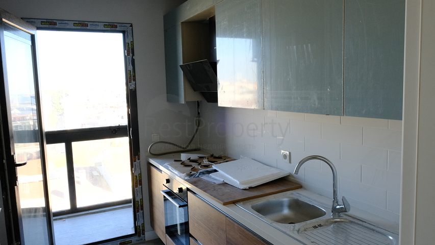 2+1 Wohnung in einem neuen LCD, 2 Minuten von der U-Bahn entfernt.