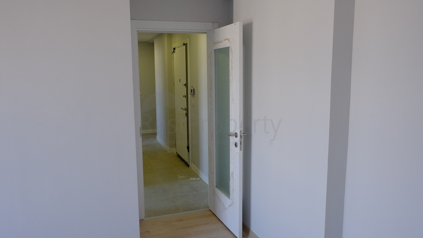 2+1 Wohnung in einem neuen LCD, 2 Minuten von der U-Bahn entfernt.