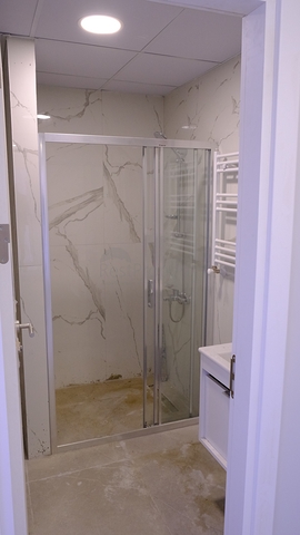 2+1 Wohnung in einem neuen LCD, 2 Minuten von der U-Bahn entfernt.