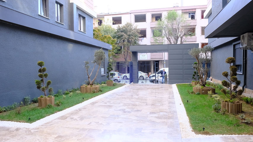 2+1 Wohnung in einem neuen LCD, 2 Minuten von der U-Bahn entfernt.