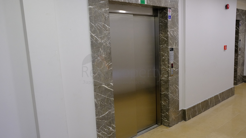 2+1 Wohnung in einem neuen LCD, 2 Minuten von der U-Bahn entfernt.