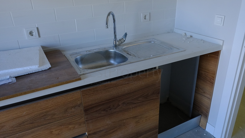 2+1 Wohnung in einem neuen LCD, 2 Minuten von der U-Bahn entfernt.