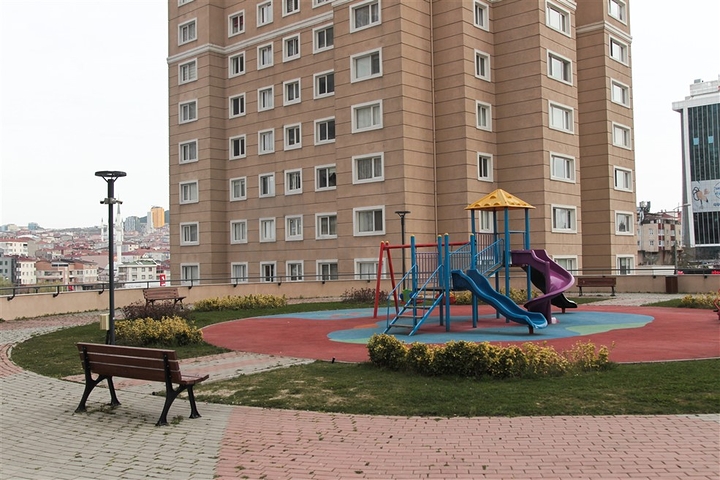 Wohnung zum Verkauf im Finanzzentrum von Ataşehir 2+1