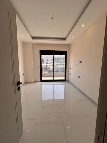 3+1 Wohnung in einem neuen Komplex mit einem großen Grundstück