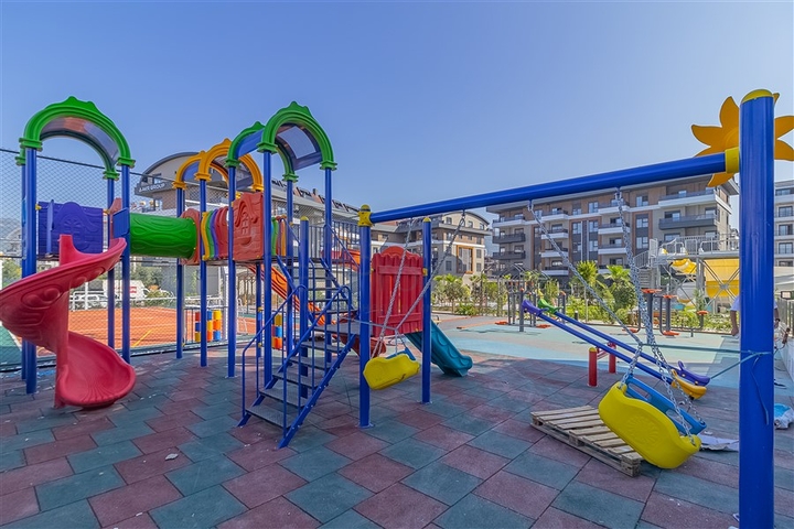 3+1 Wohnung in einem neuen Komplex mit einem großen Grundstück