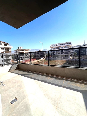 3+1 Wohnung in einem neuen Komplex mit einem großen Grundstück