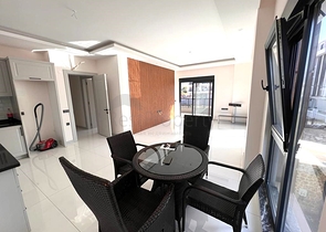 3+1 Wohnung in einem neuen Komplex mit einem großen Grundstück