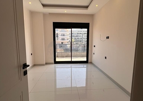 3+1 Wohnung in einem neuen Komplex mit einem großen Grundstück