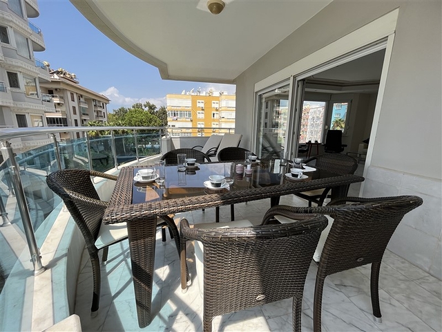 Wohnung 3+1 in der Gegend von Tosmur, 50m vom Meer entfernt.