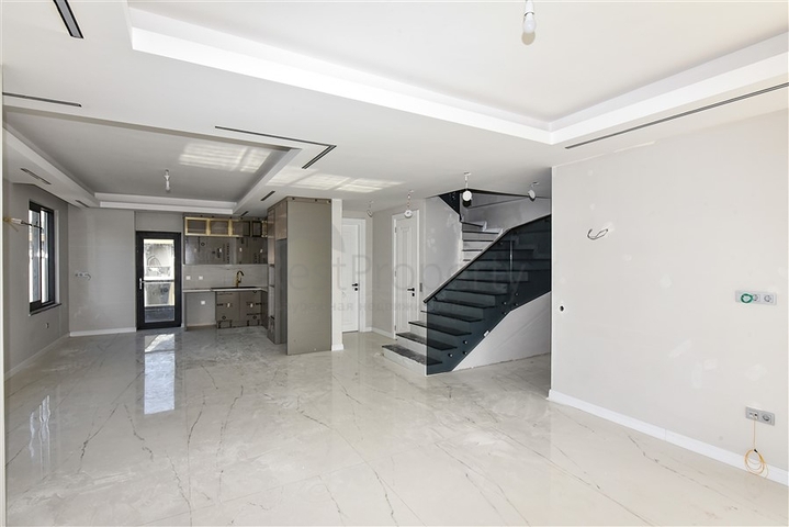 Großes 4+1 Penthouse in der Nähe von Oba