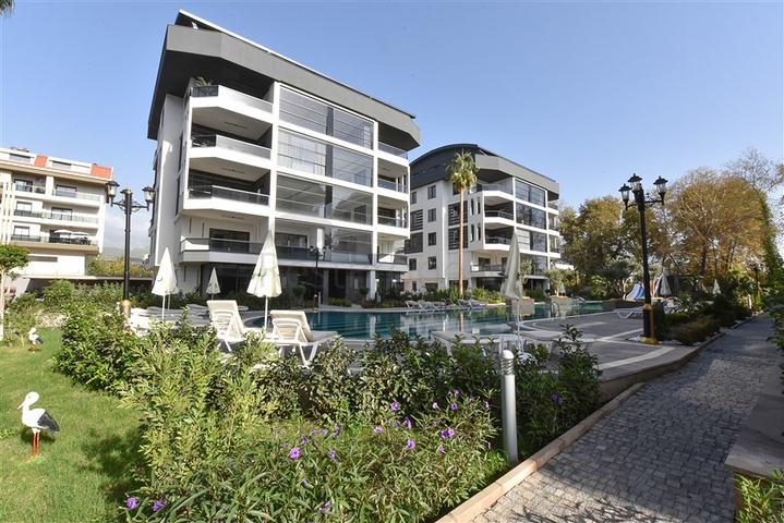 Großes 4+1 Penthouse in der Nähe von Oba