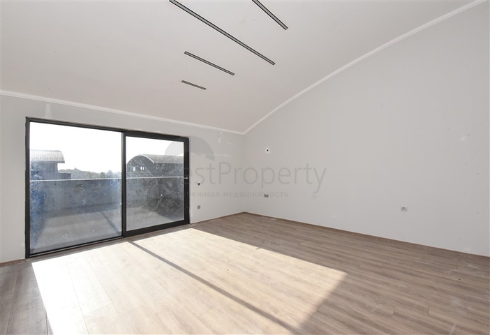 Großes 4+1 Penthouse in der Nähe von Oba