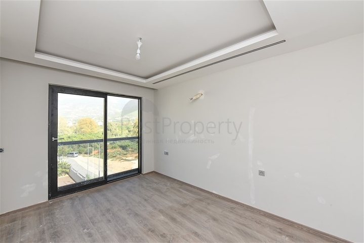 Großes 4+1 Penthouse in der Nähe von Oba