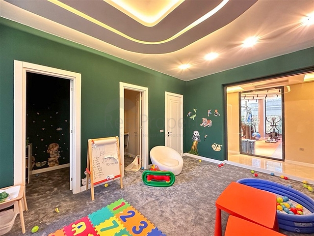 Großes 4+1 Penthouse in der Nähe von Oba