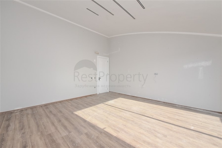 Großes 4+1 Penthouse in der Nähe von Oba