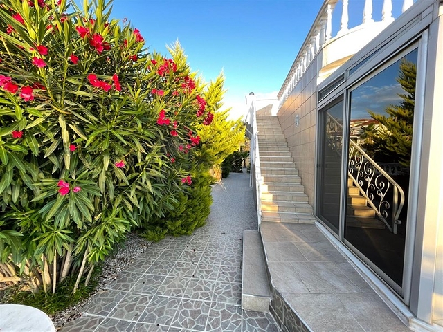 Villa 2+1 mit Möbeln und Geräten nur 900 m vom Mittelmeer entfernt