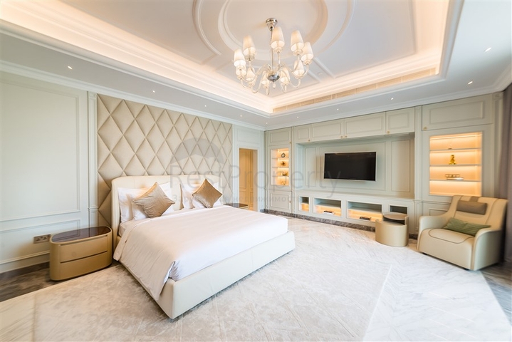 Sechsstöckiges Haus mit luxuriösen Möbeln und Pool in Dubai