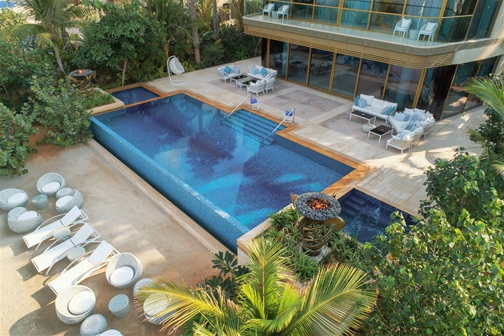 Sechsstöckiges Haus mit luxuriösen Möbeln und Pool in Dubai
