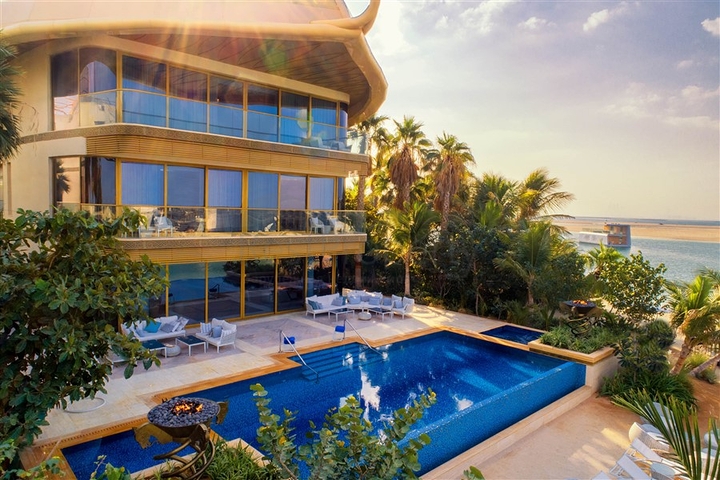 Sechsstöckiges Haus mit luxuriösen Möbeln und Pool in Dubai