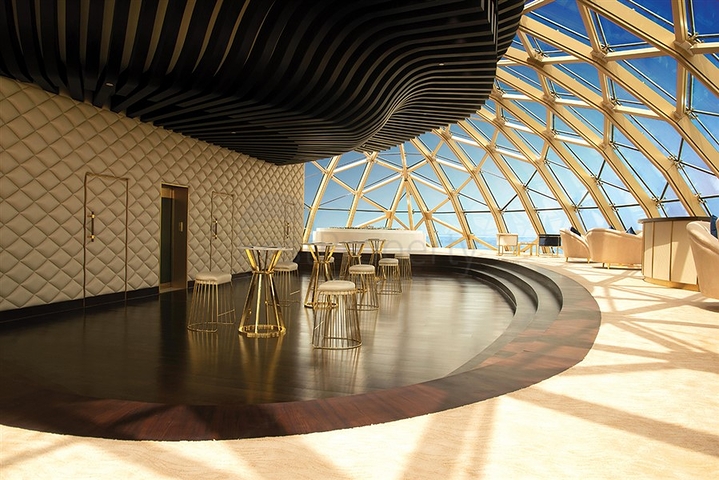 Sechsstöckiges Haus mit luxuriösen Möbeln und Pool in Dubai