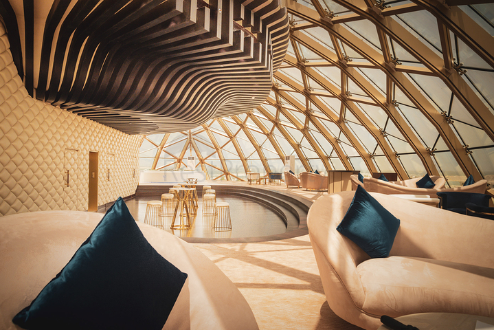 Sechsstöckiges Haus mit luxuriösen Möbeln und Pool in Dubai