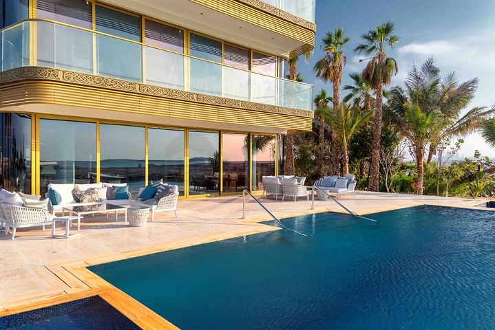 Sechsstöckiges Haus mit luxuriösen Möbeln und Pool in Dubai