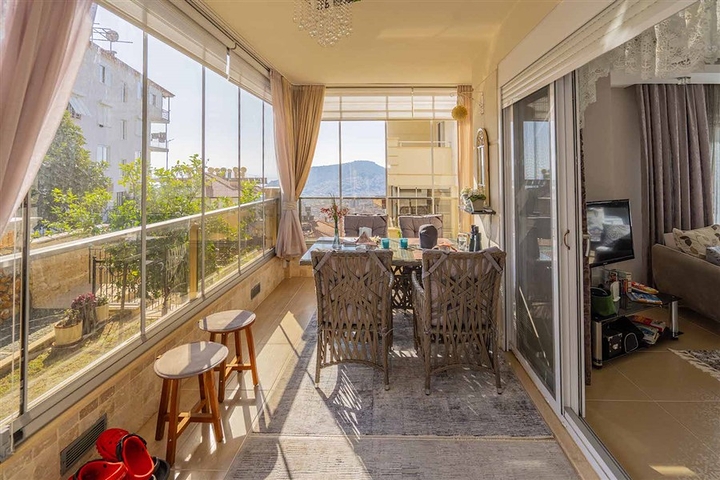 Das 2+1 Apartment verfügt über eine geräumige Terrasse im Zentrum von Alanya.