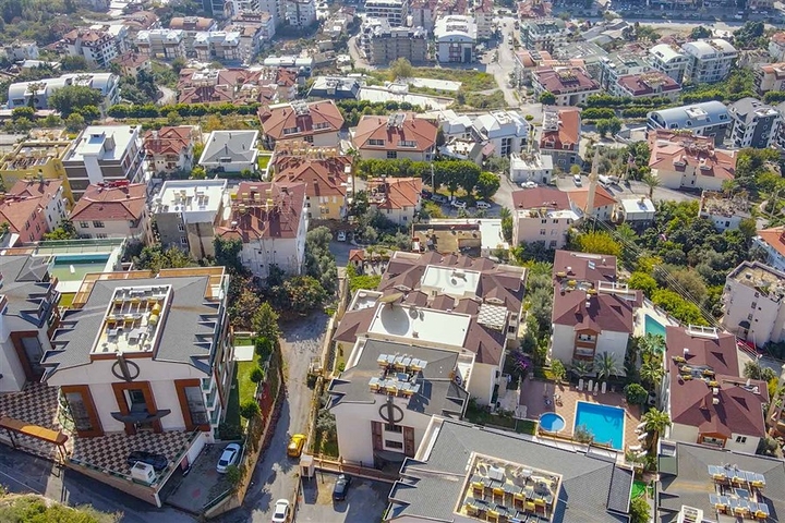 Das 2+1 Apartment verfügt über eine geräumige Terrasse im Zentrum von Alanya.