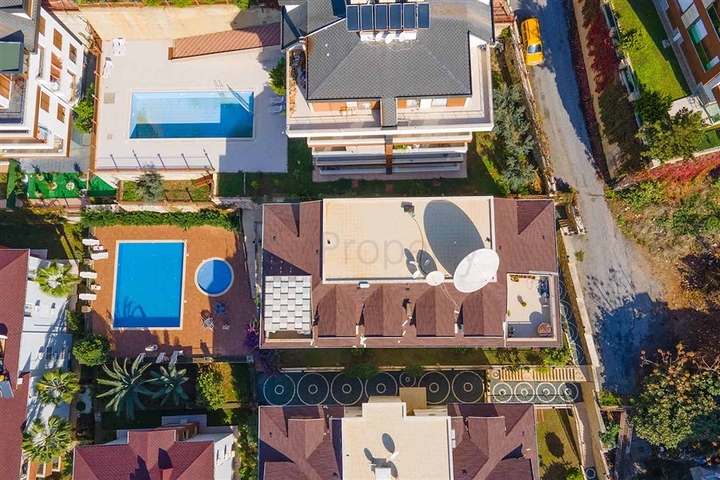 Das 2+1 Apartment verfügt über eine geräumige Terrasse im Zentrum von Alanya.