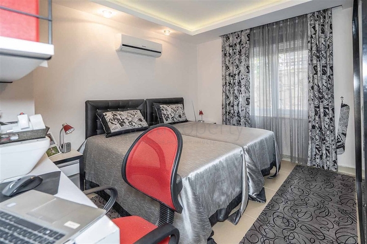 Das 2+1 Apartment verfügt über eine geräumige Terrasse im Zentrum von Alanya.