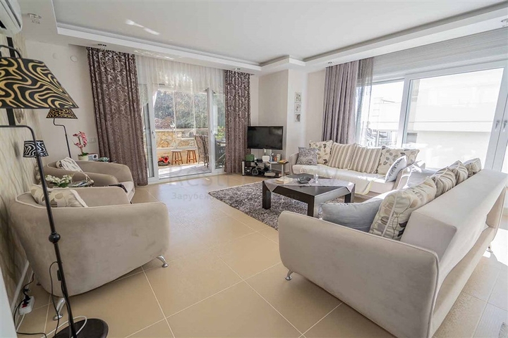 Das 2+1 Apartment verfügt über eine geräumige Terrasse im Zentrum von Alanya.