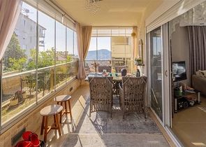 Das 2+1 Apartment verfügt über eine geräumige Terrasse im Zentrum von Alanya.
