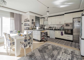 Das 2+1 Apartment verfügt über eine geräumige Terrasse im Zentrum von Alanya.