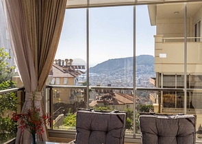 Das 2+1 Apartment verfügt über eine geräumige Terrasse im Zentrum von Alanya.