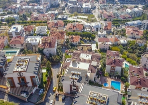 Das 2+1 Apartment verfügt über eine geräumige Terrasse im Zentrum von Alanya.