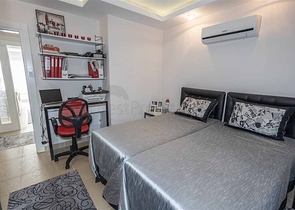 Das 2+1 Apartment verfügt über eine geräumige Terrasse im Zentrum von Alanya.