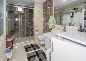 Das 2+1 Apartment verfügt über eine geräumige Terrasse im Zentrum von Alanya.