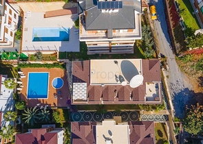 Das 2+1 Apartment verfügt über eine geräumige Terrasse im Zentrum von Alanya.