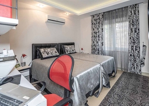 Das 2+1 Apartment verfügt über eine geräumige Terrasse im Zentrum von Alanya.