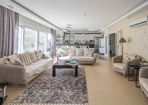 Das 2+1 Apartment verfügt über eine geräumige Terrasse im Zentrum von Alanya.