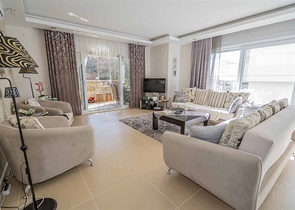 Das 2+1 Apartment verfügt über eine geräumige Terrasse im Zentrum von Alanya.