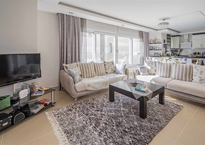 Das 2+1 Apartment verfügt über eine geräumige Terrasse im Zentrum von Alanya.