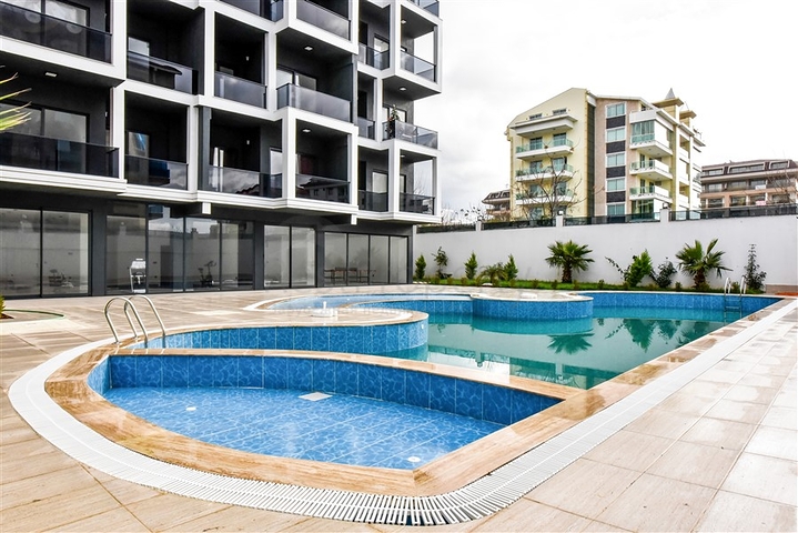 Helle Zweizimmerwohnung mit Berg- und Meerblick