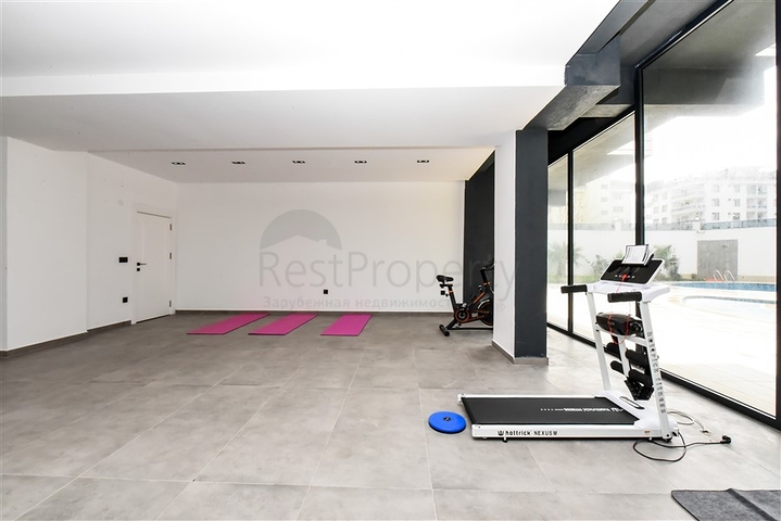 Helle Zweizimmerwohnung mit Berg- und Meerblick