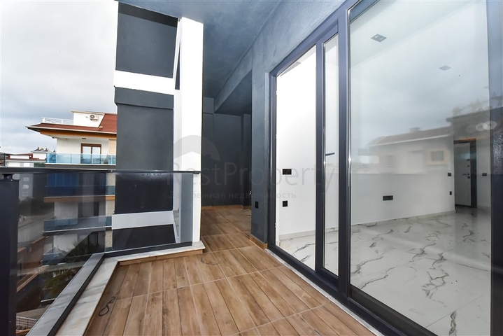 Helle Zweizimmerwohnung mit Berg- und Meerblick