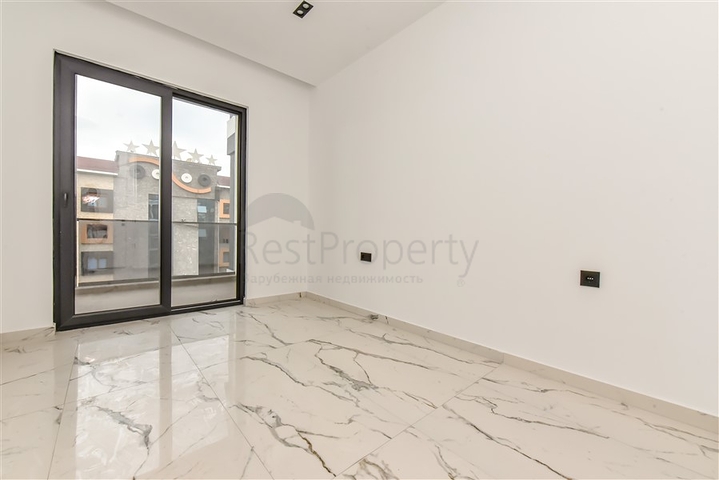 Helle Zweizimmerwohnung mit Berg- und Meerblick