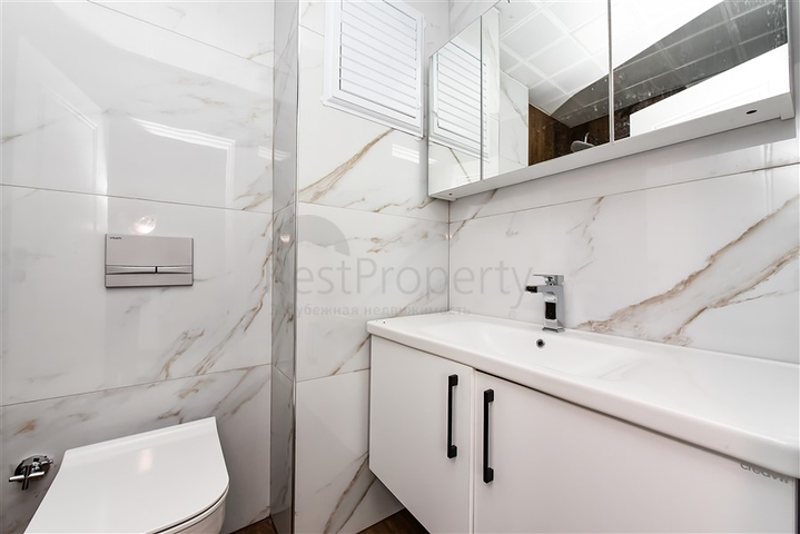 Helle Zweizimmerwohnung mit Berg- und Meerblick